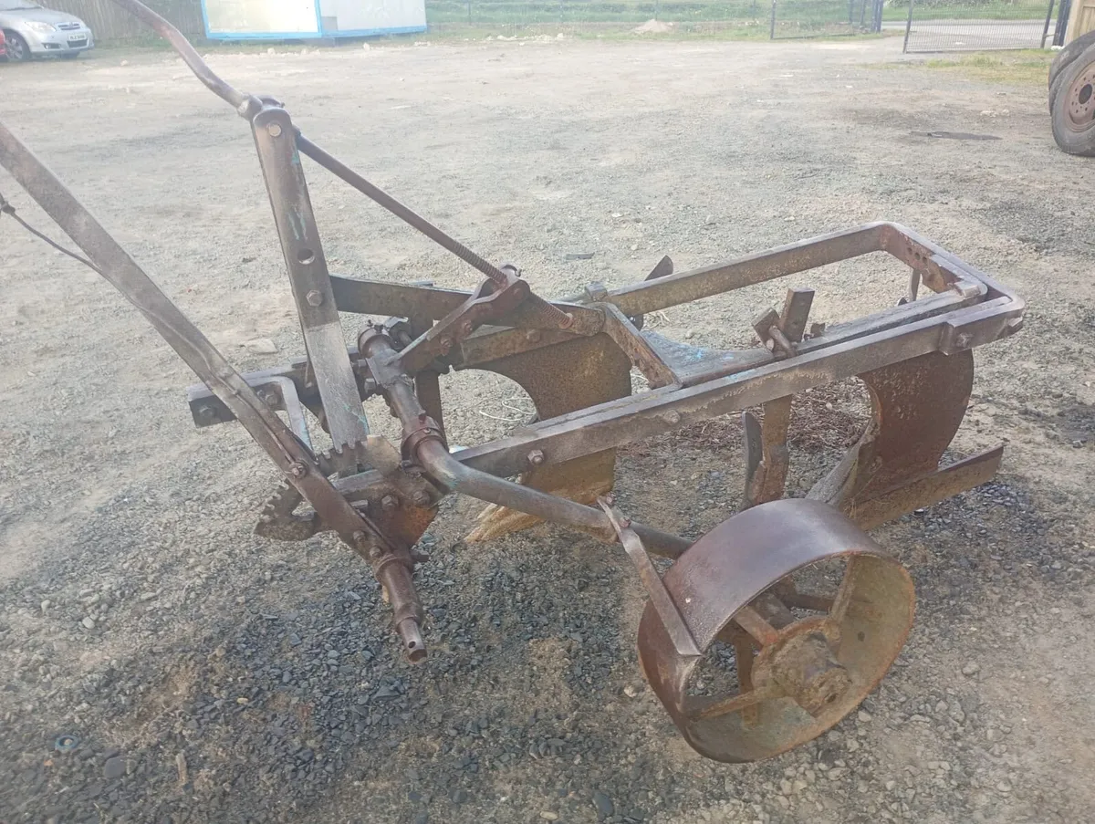 Vintage 2 furrow plough - Image 3