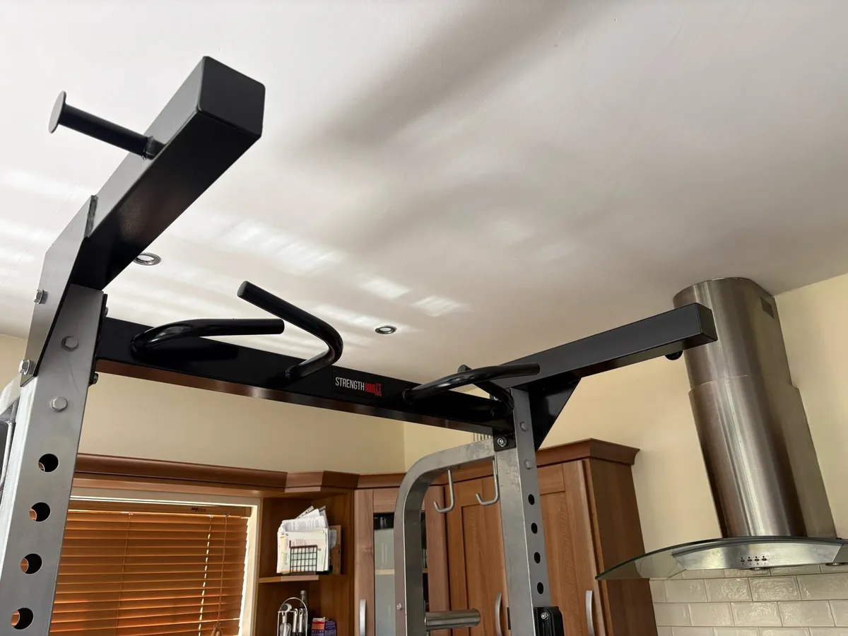 READ! INDUSTRIAL! GYM POWER RACK, BENCH, WEIGHTS!! - Image 4