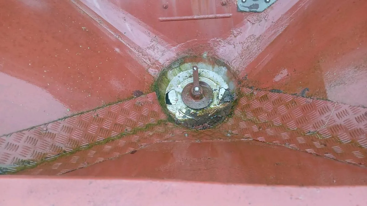 Rauch fertilizer spreader - Image 3