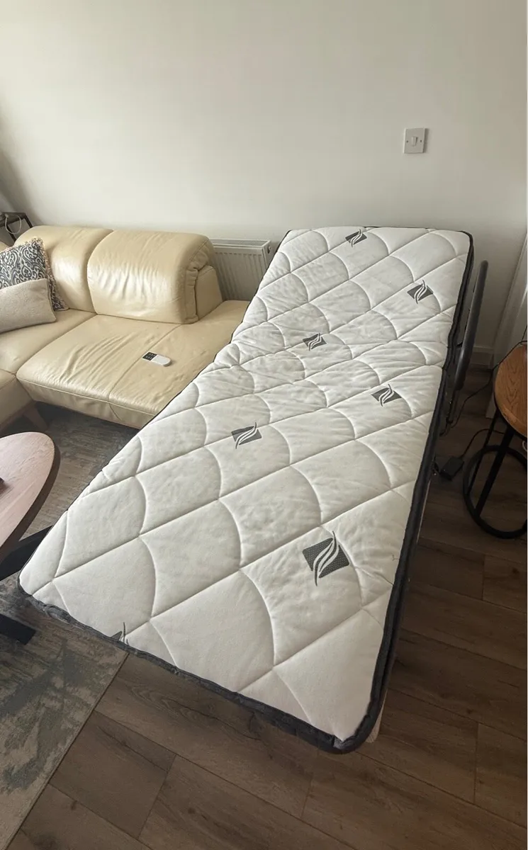 Motion bed with mattress - Image 1