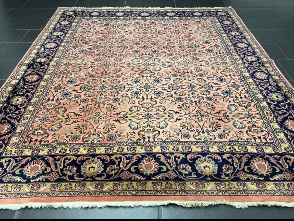 Sarouk style rug, hand knotted 250 x 205 cm