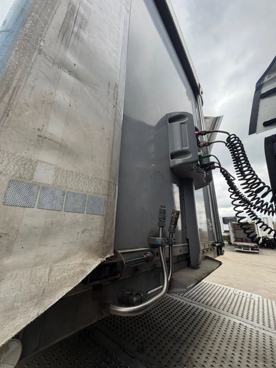 Curtainside trailer 11.5m rear steer - Image 4