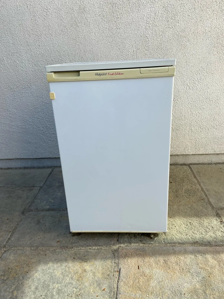 Hotpoint Under Counter Fridge. - Image 1