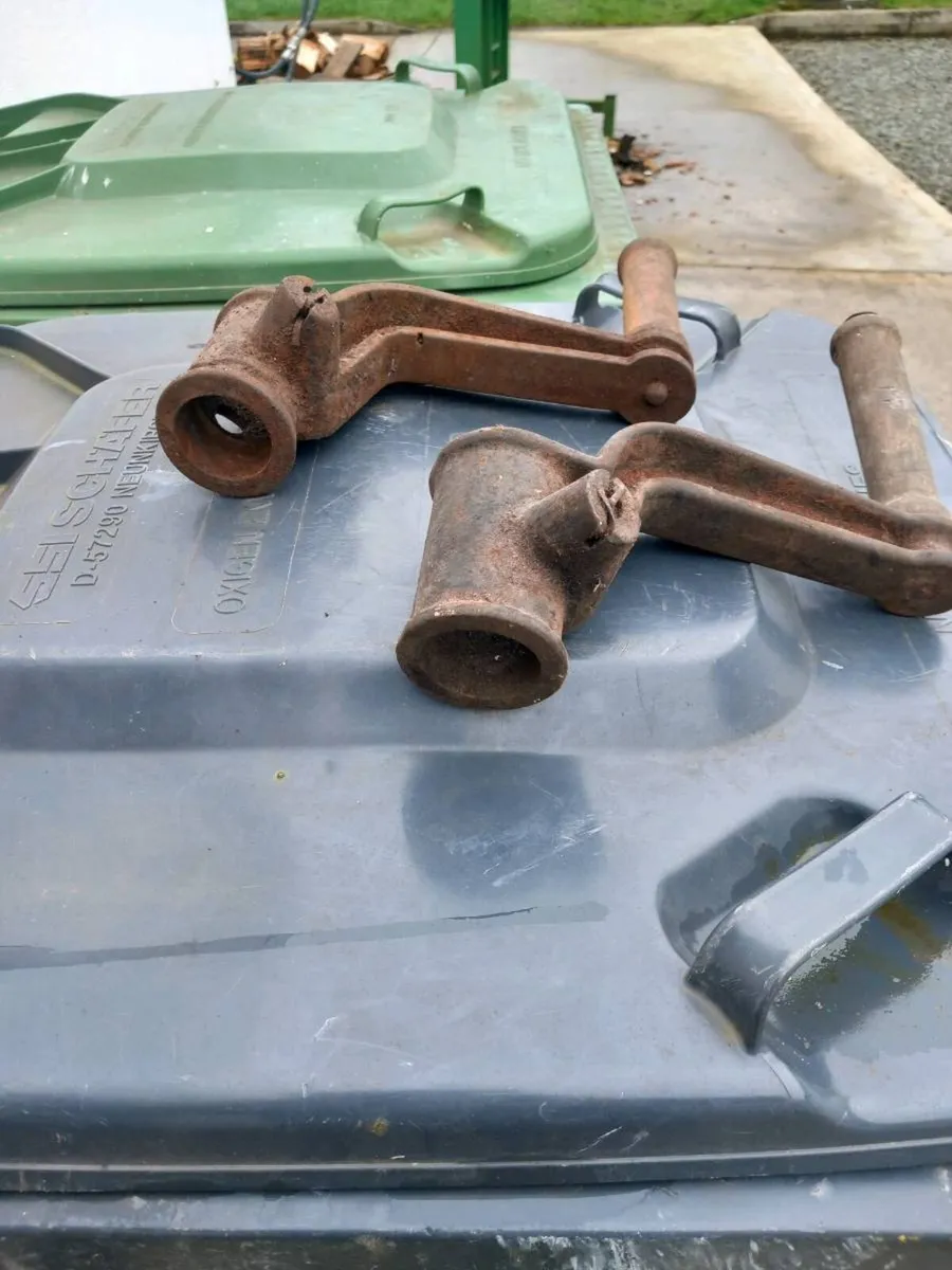 Lister diesel mixer starting handles - Image 1