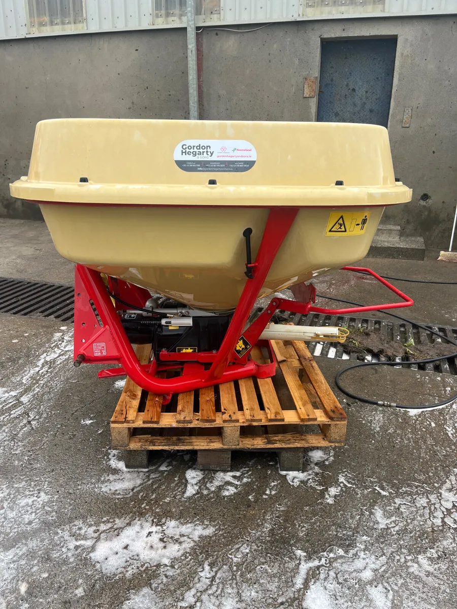 Fertiliser spreader - Image 2
