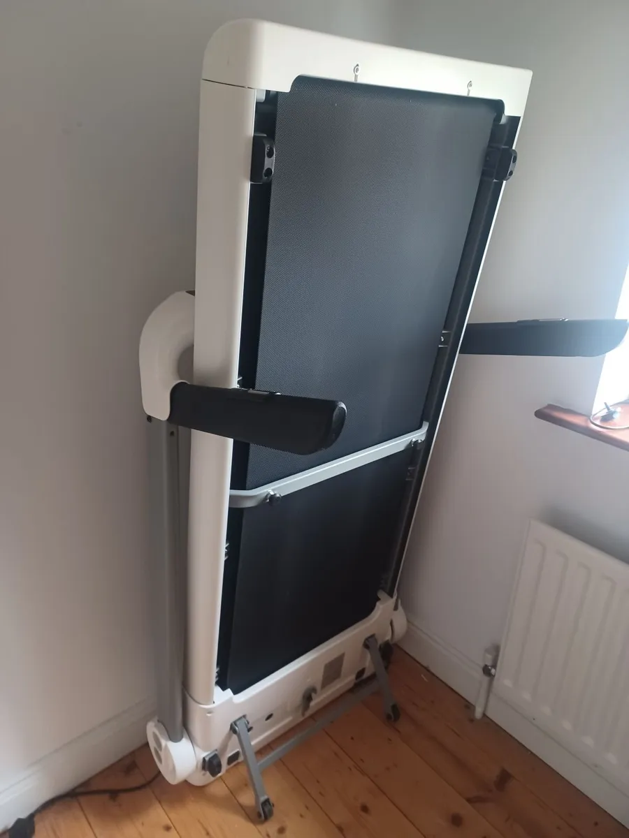 Foldable treadmill - Image 1