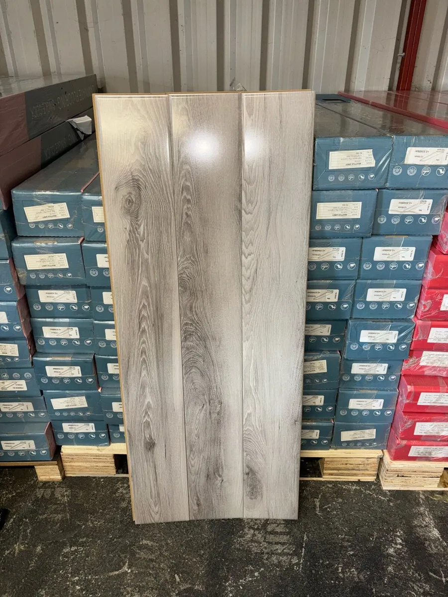 All new high gloss flooring - Image 2