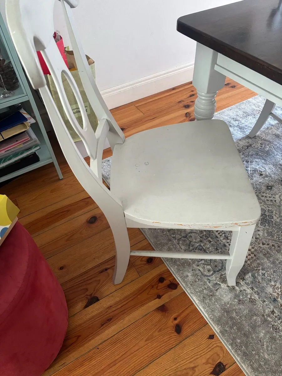 Dining table and four solid chairs - Image 2