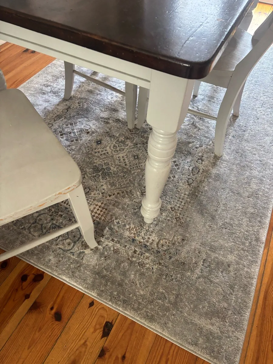 Dining table and four solid chairs - Image 3