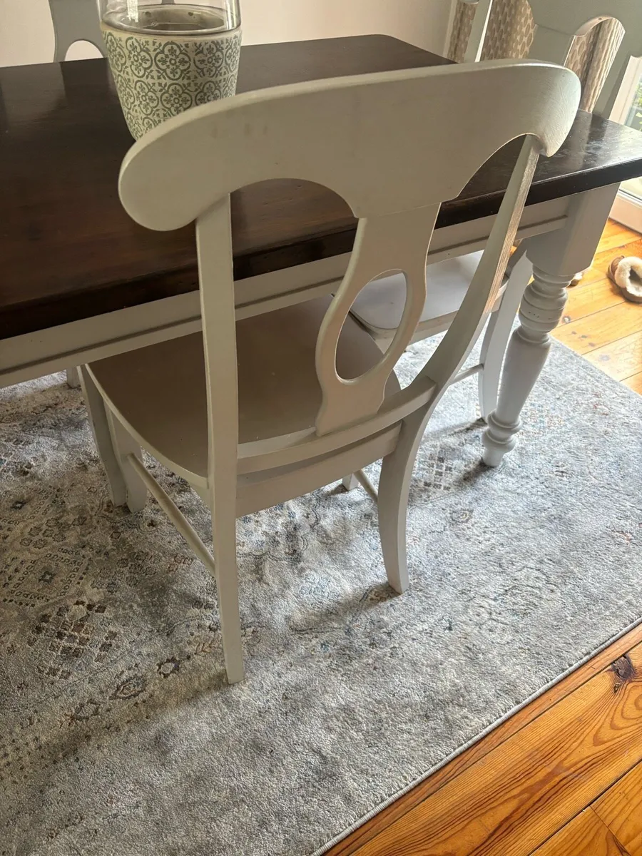 Dining table and four solid chairs - Image 4