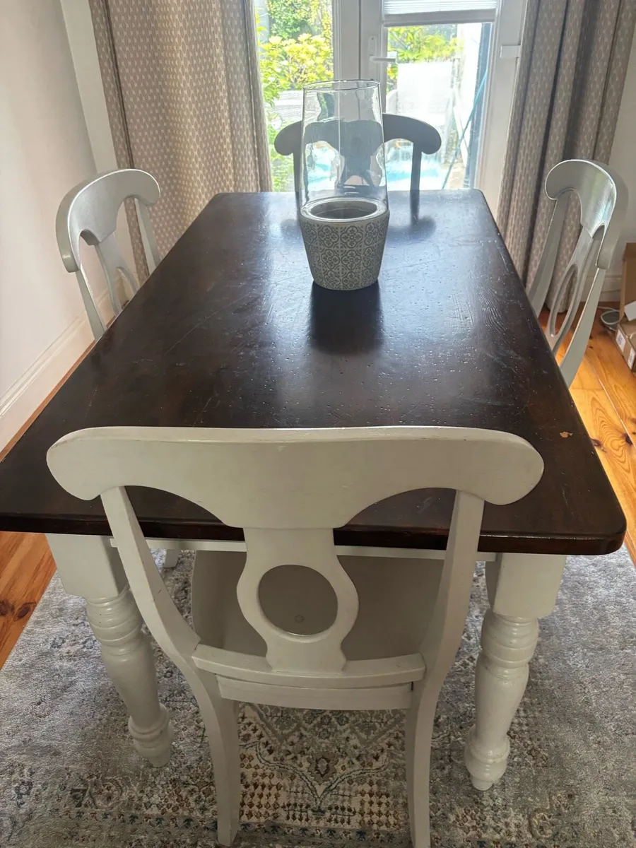 Dining table and four solid chairs - Image 1
