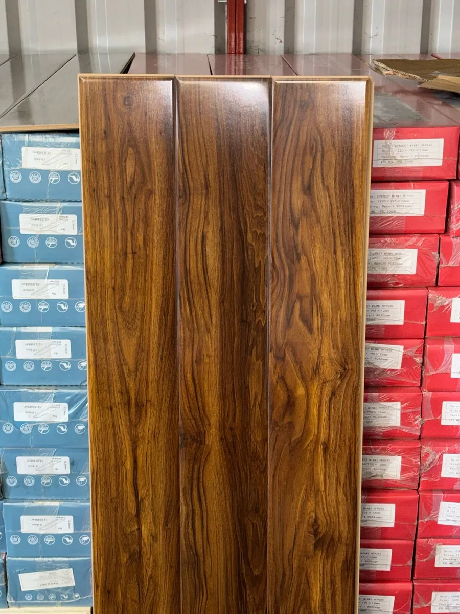 Laminated high gloss flooring - Image 4
