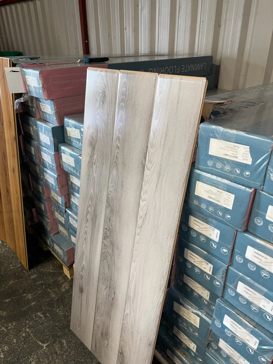 Laminated high gloss flooring - Image 1