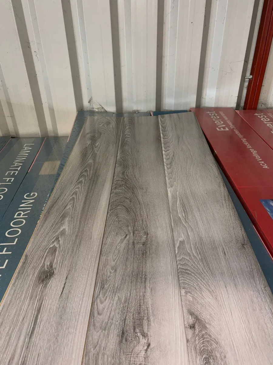 Laminated high gloss flooring - Image 3
