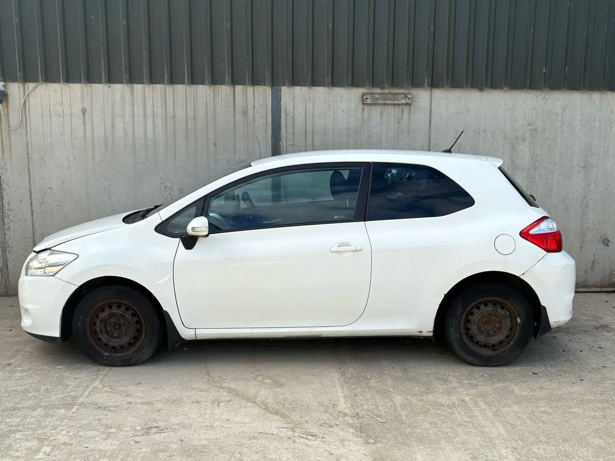 2012 Toyota Auris van parts - Image 2
