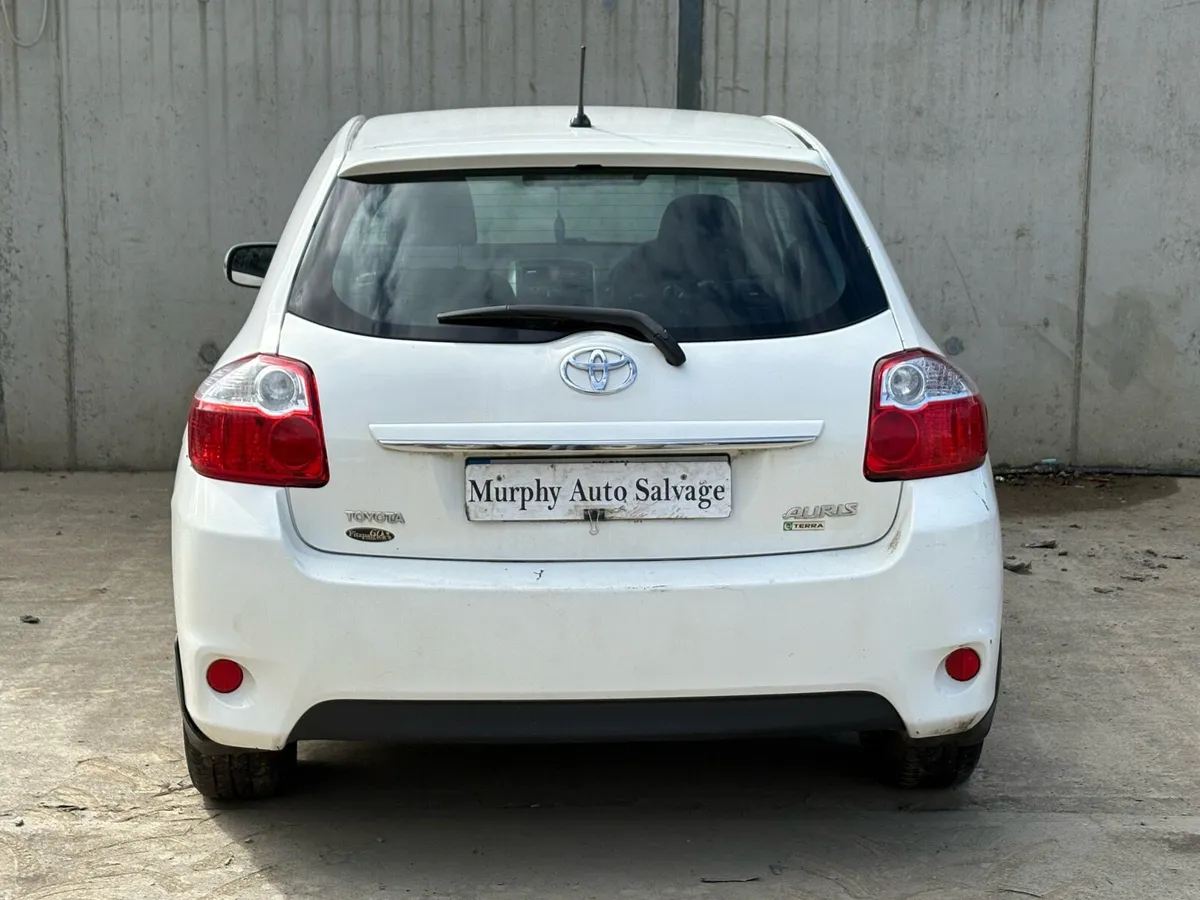 2012 Toyota Auris van parts - Image 3