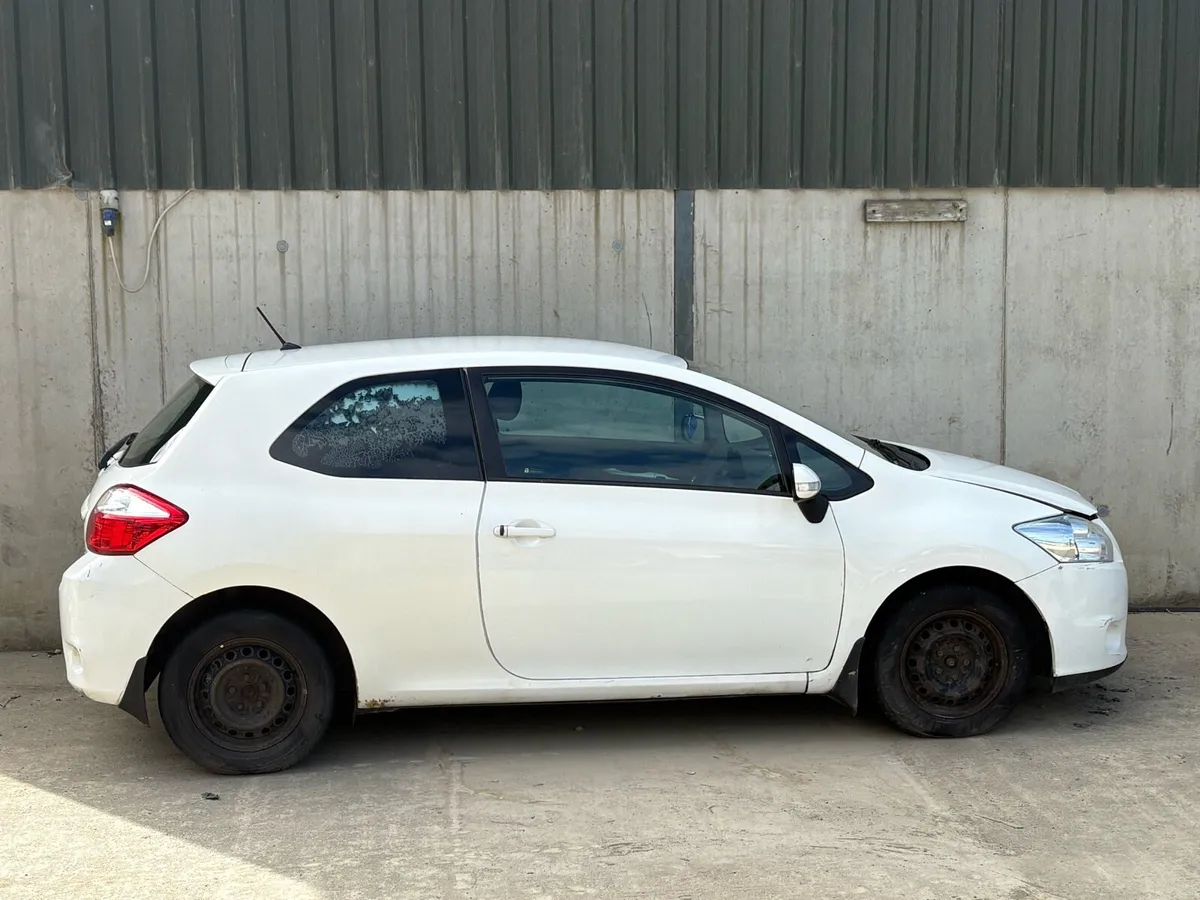 2012 Toyota Auris van parts - Image 4