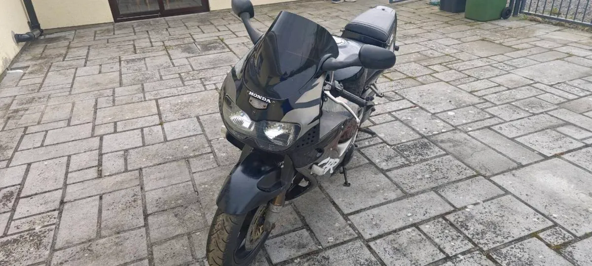 CBR 900 - Image 1
