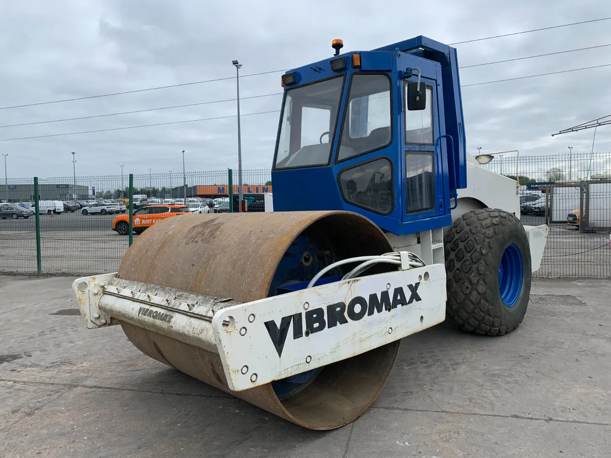 UNRESERVED JCB VIBROMAX SINGLE DRUM ROLLER FOR AUC - Image 1