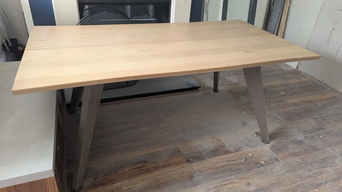 Dining room table - Image 1