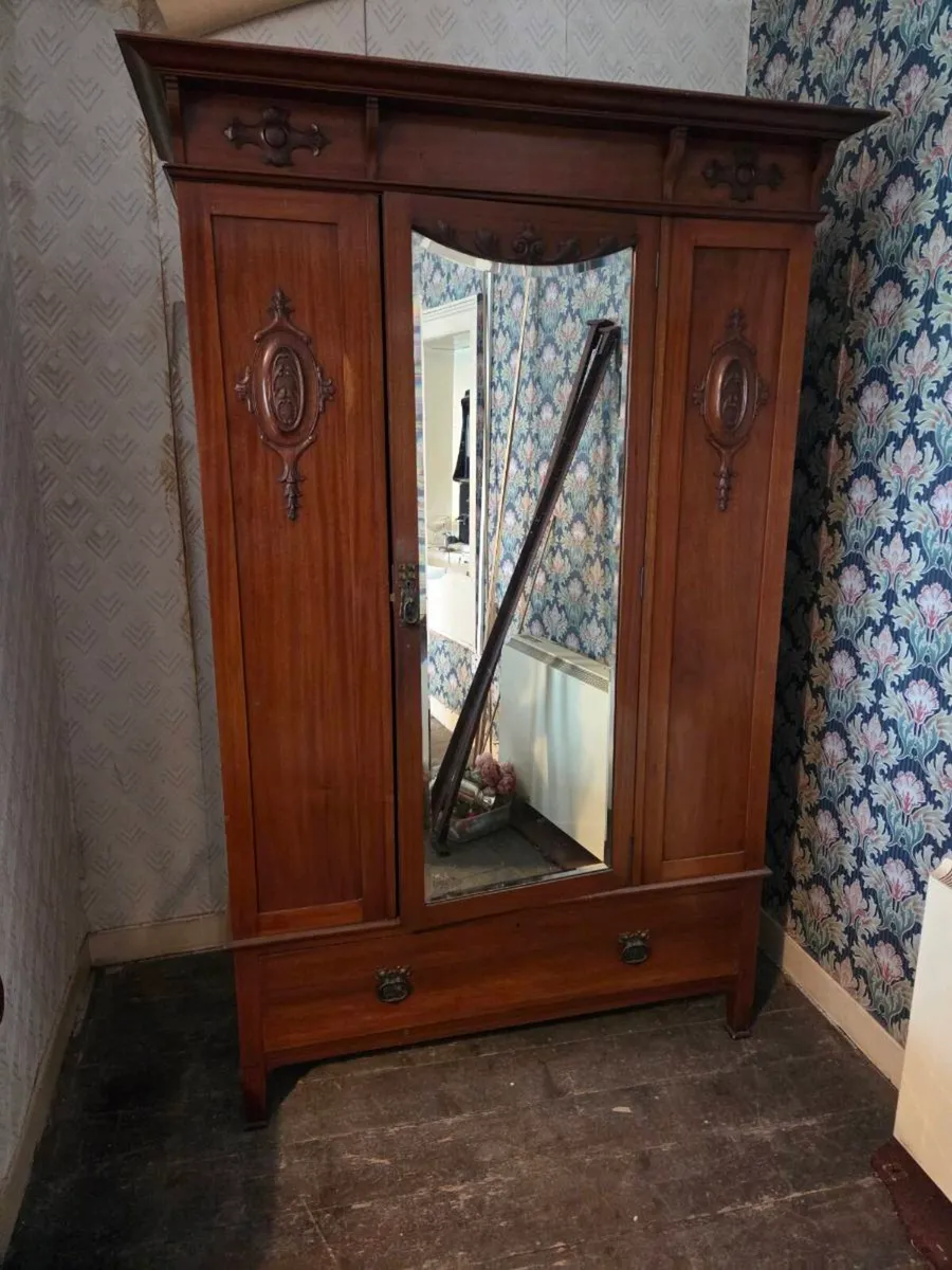 Wardrobe and dressing table - Image 1