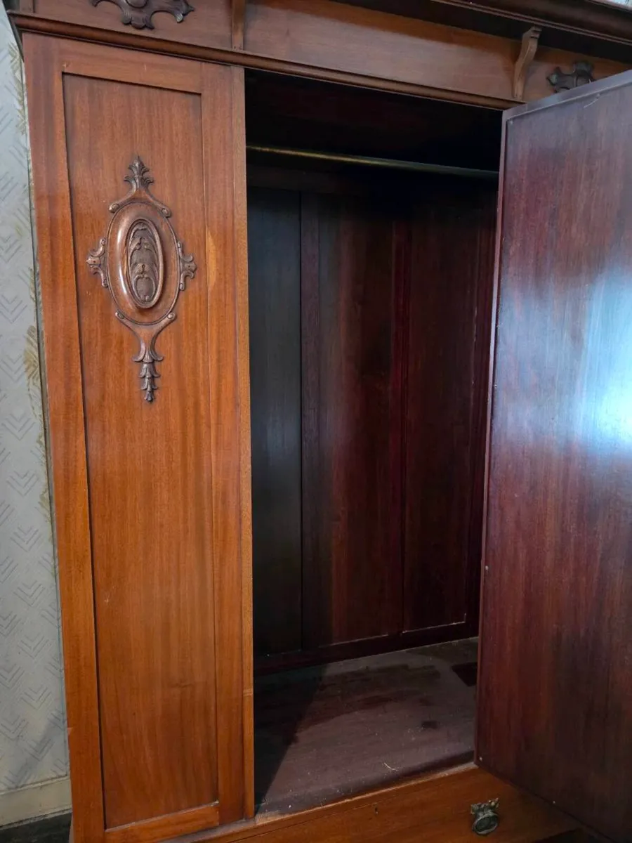 Wardrobe and dressing table - Image 2