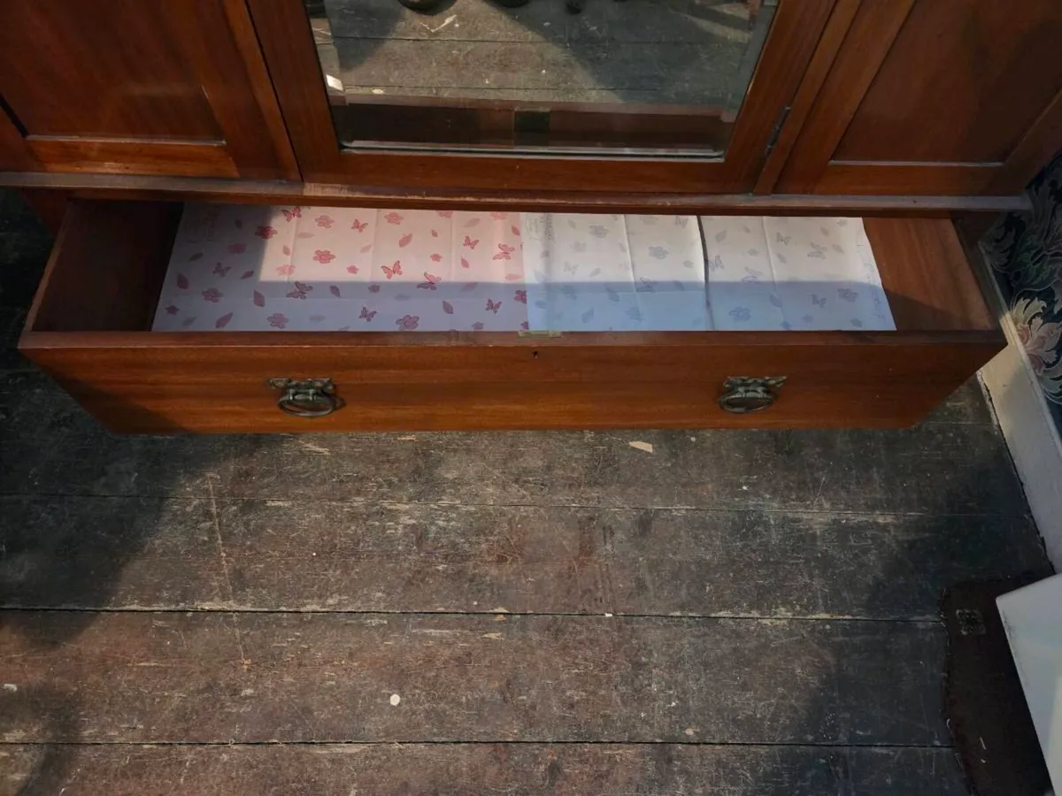Wardrobe and dressing table - Image 3