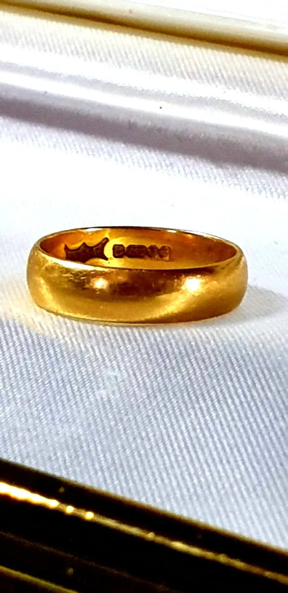 Vintage 18k Gold Wedding Ring - Image 1