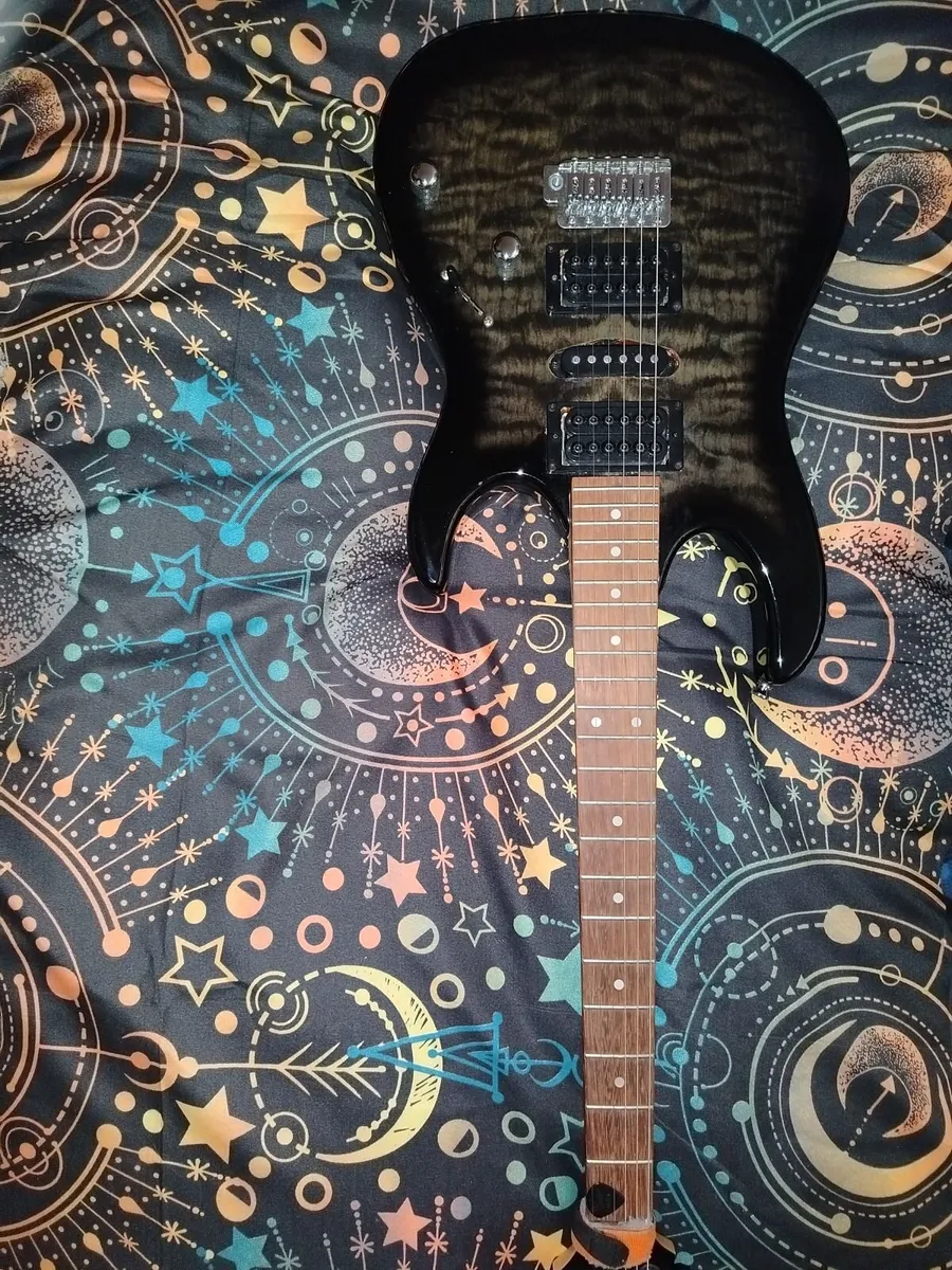 Guitar and pedals - Image 3