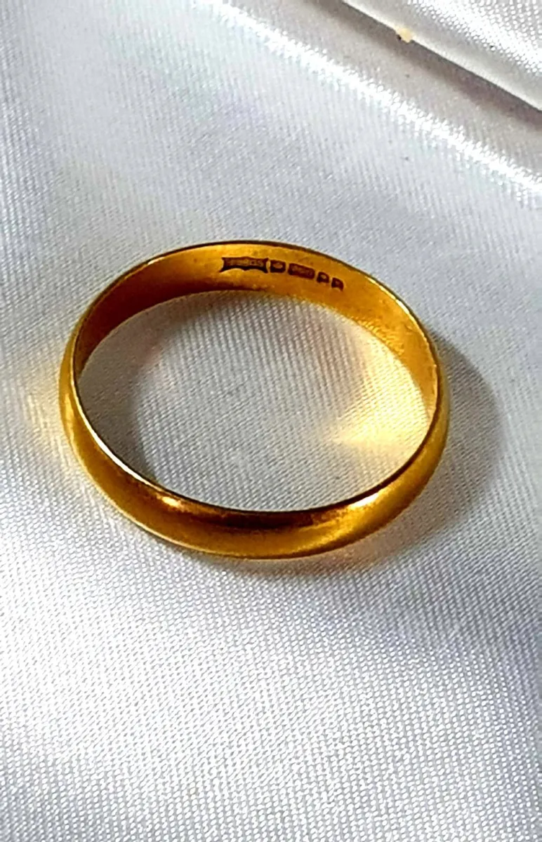 Vintage 18k Gold Wedding Ring - Image 2