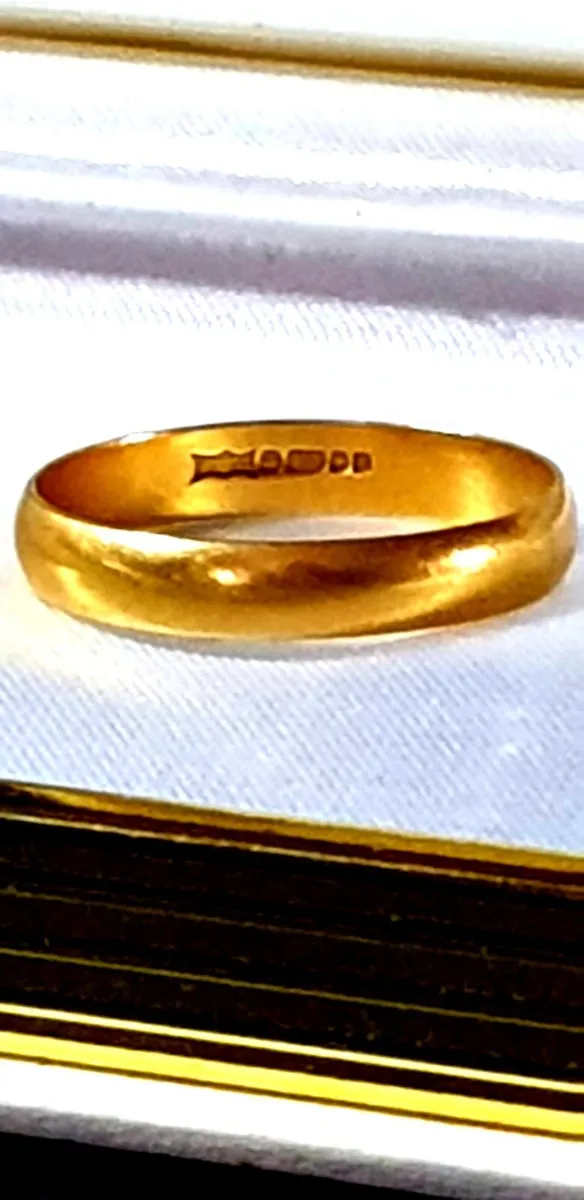 Vintage 18k Gold Wedding Ring - Image 1