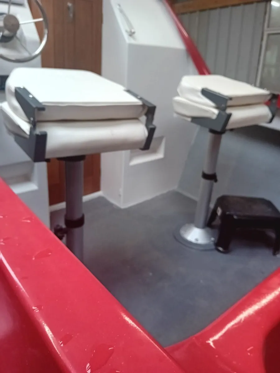 Motor Boat 18' 60hp/5hp outboards & Simrad + VHF - Image 2