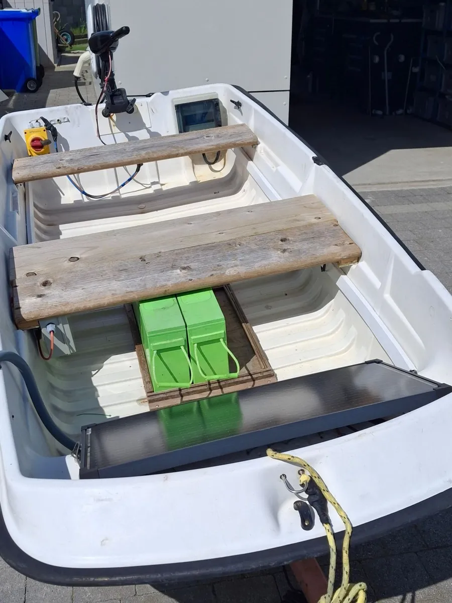 Boat, double skinned PVC 7', electric motor - Image 1
