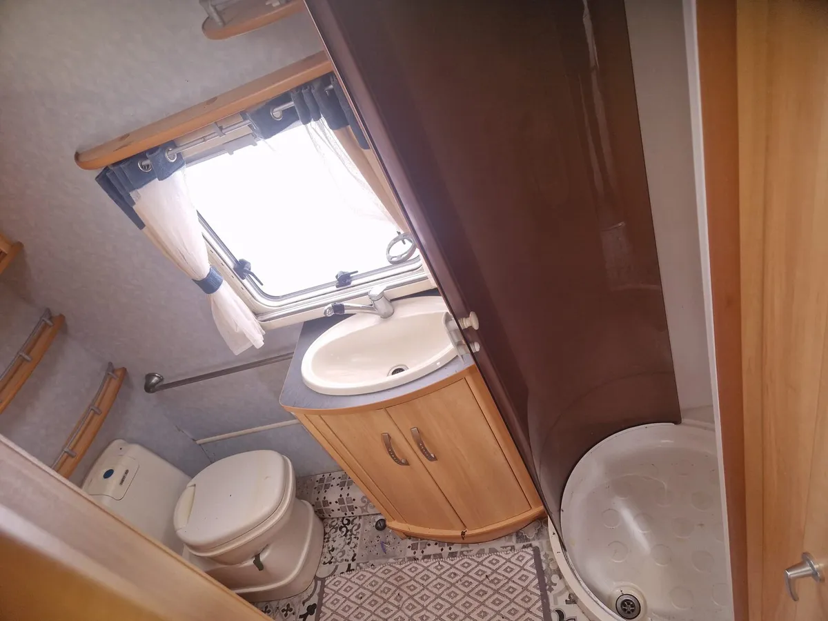 Sterling elite 5 berth fixed bed caravan - Image 4