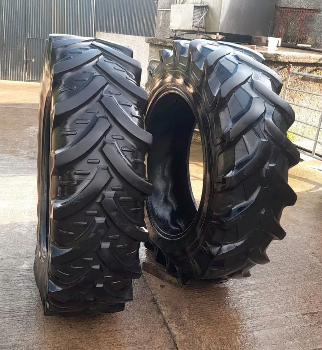 SAME 190 TRACTOR / TYRES / CAT 205 LC DIGGER - Image 1