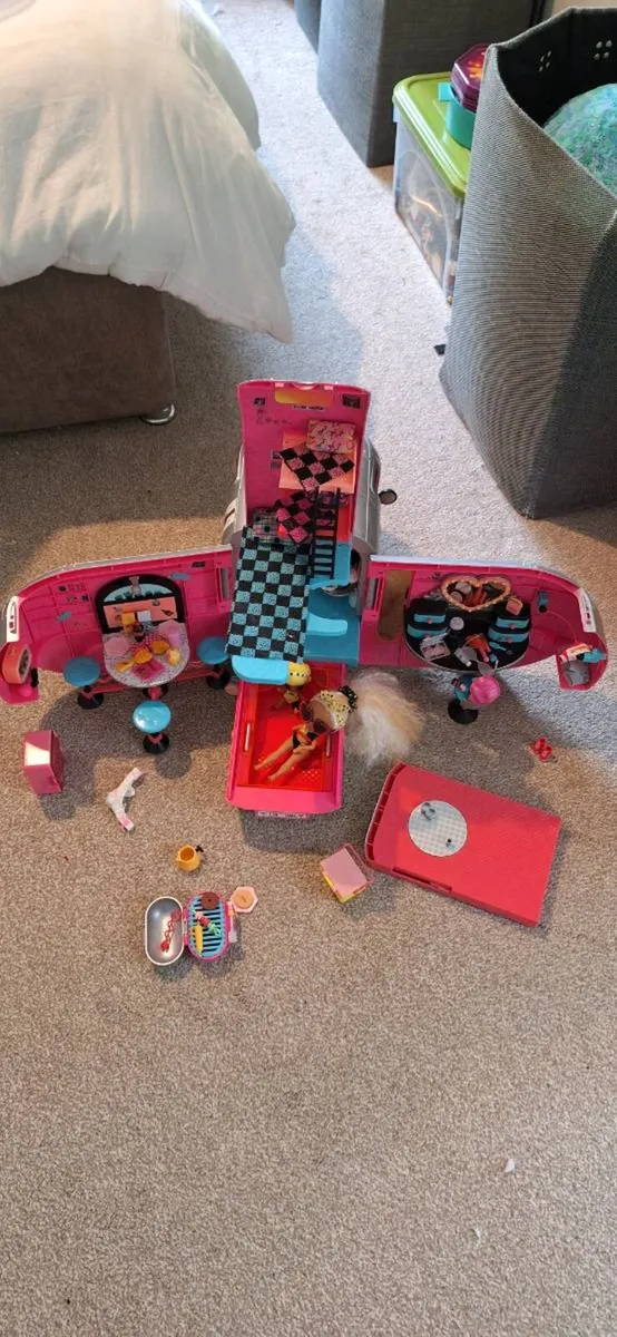 Lol doll house, car, camper van and dolls - Image 4