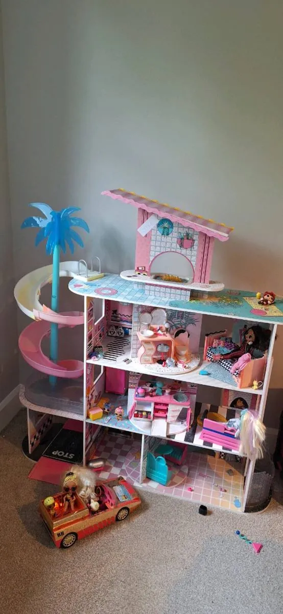 Lol doll house, car, camper van and dolls - Image 1