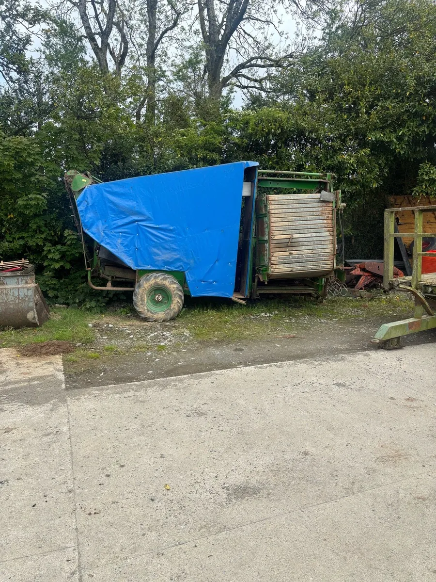 Potato harvester’s - Image 1