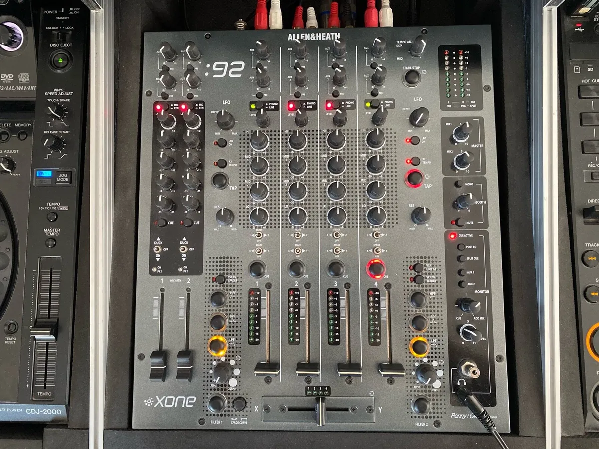Pioneer Cdj 2000s & Xone 92 Mixer - Image 2