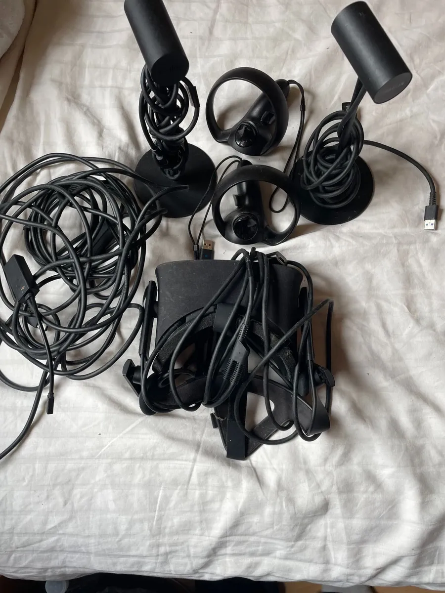Oculus Rift VR Headset + Controllers & Sensors