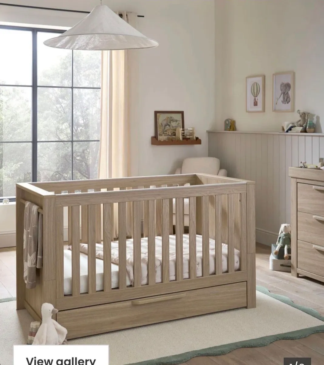 Mamas and Papas Cotbed and Changing Unit/Drawers - Image 1