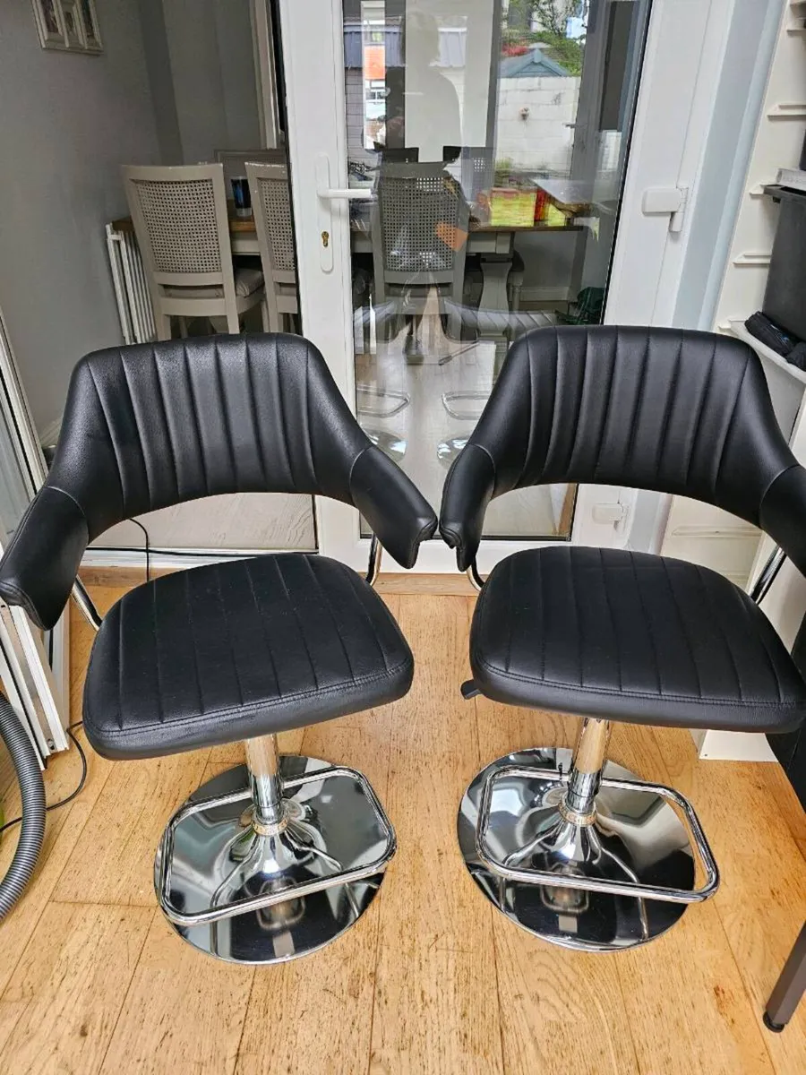 Bar stools. - Image 1