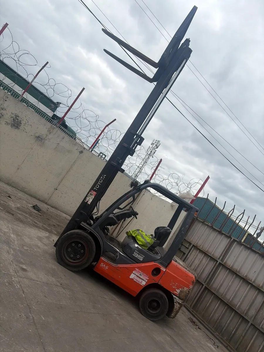 Toyota forklift - Image 2