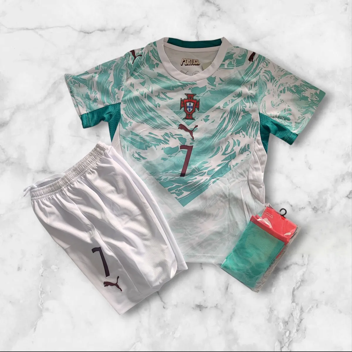 PORTUGAL (AWAY) (RONALDO 7 ) KIDS KIT, 6/7,7/8 YRS - Image 2