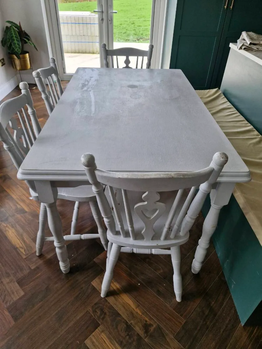 Table and chairs - Image 1