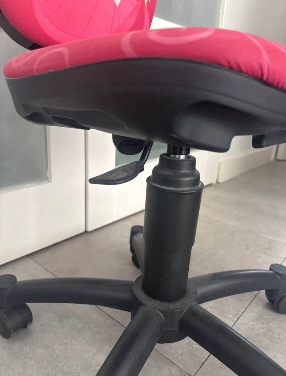*FREE* Aurora Disney princess desk chair - Image 2