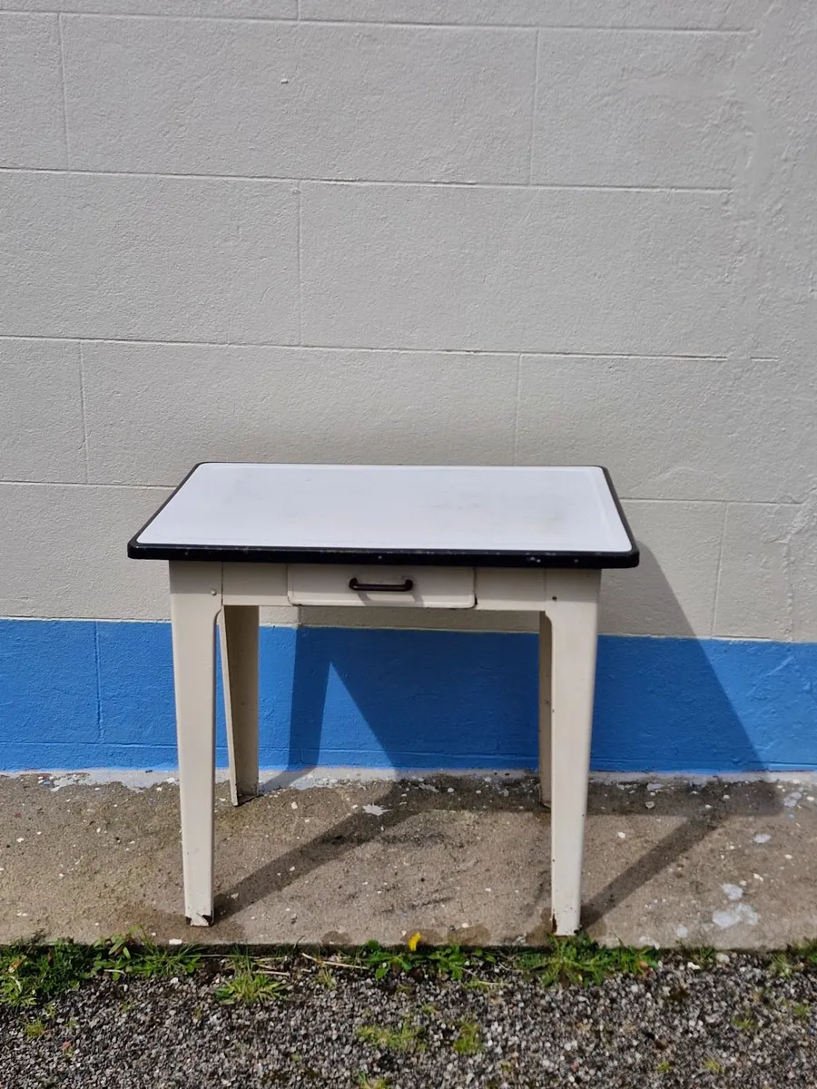 Enamel table - Image 1