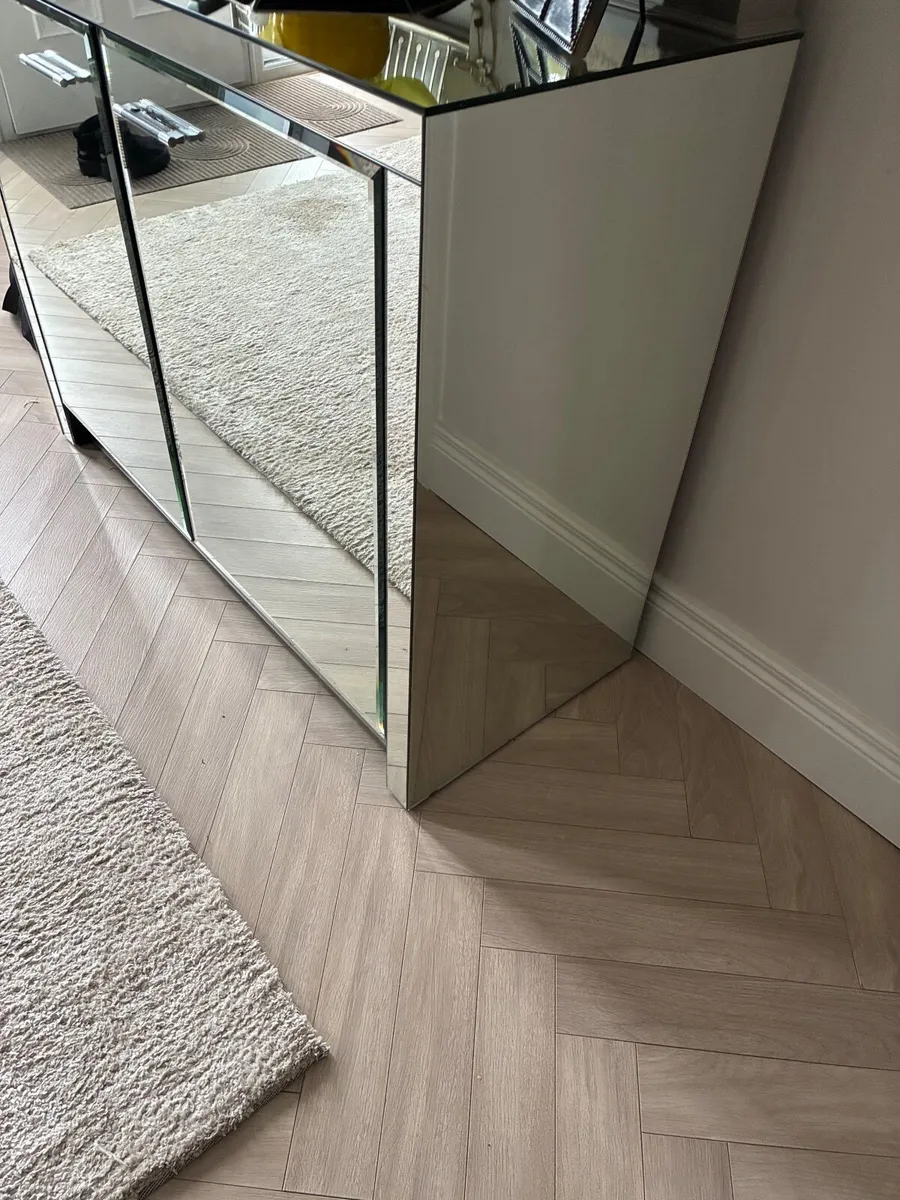 Mirrored cabinet - Image 2