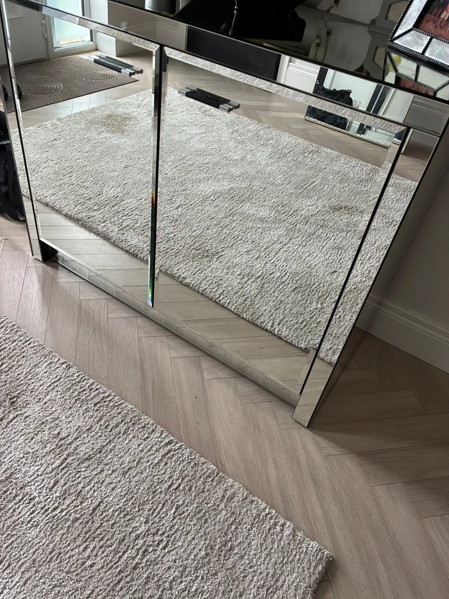 Mirrored cabinet - Image 1