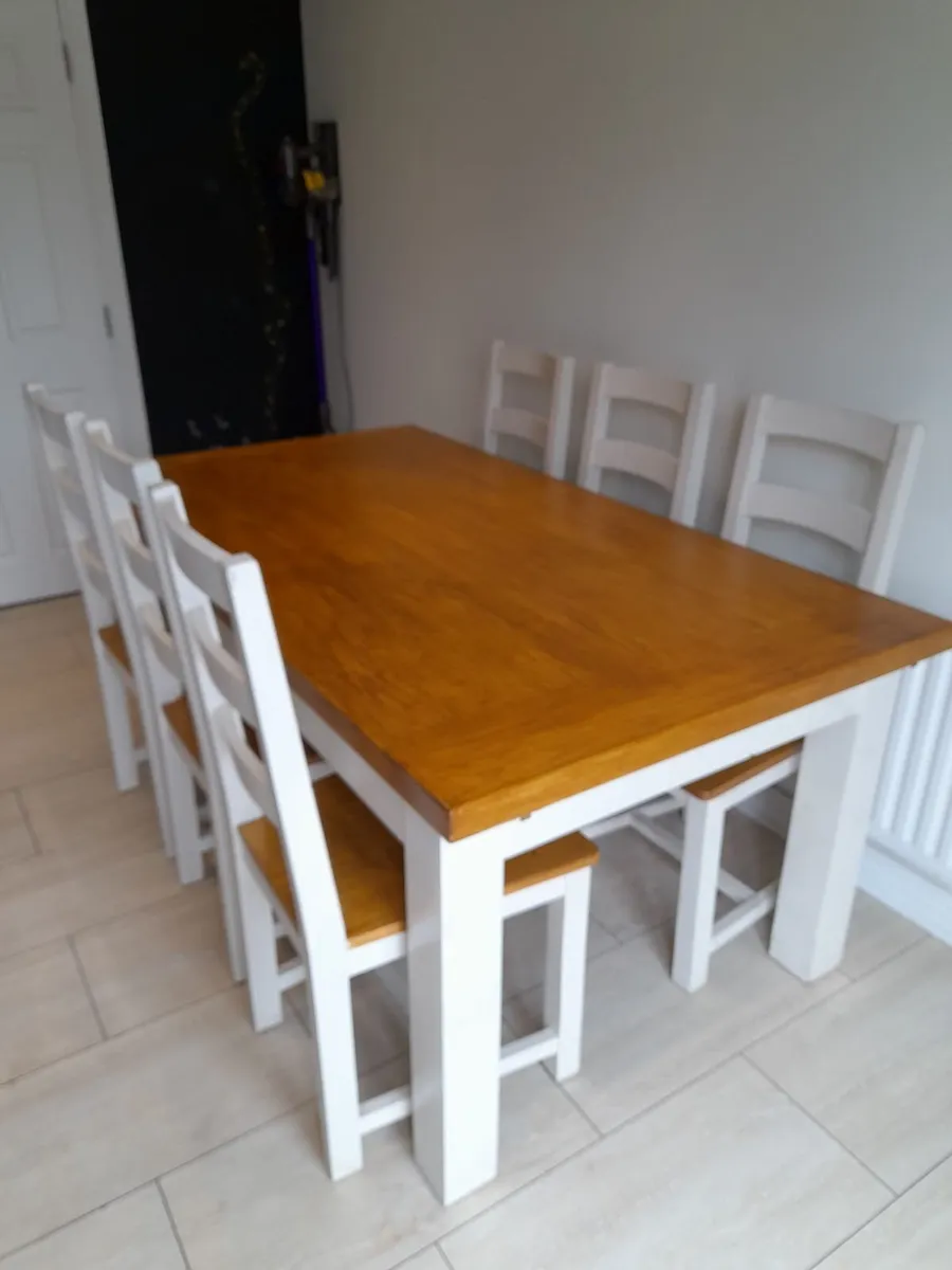 Table and six chairs - Image 1